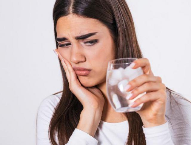 Sensibilidade no dente: o que fazer para cuidar e aliviar a sensibilidade